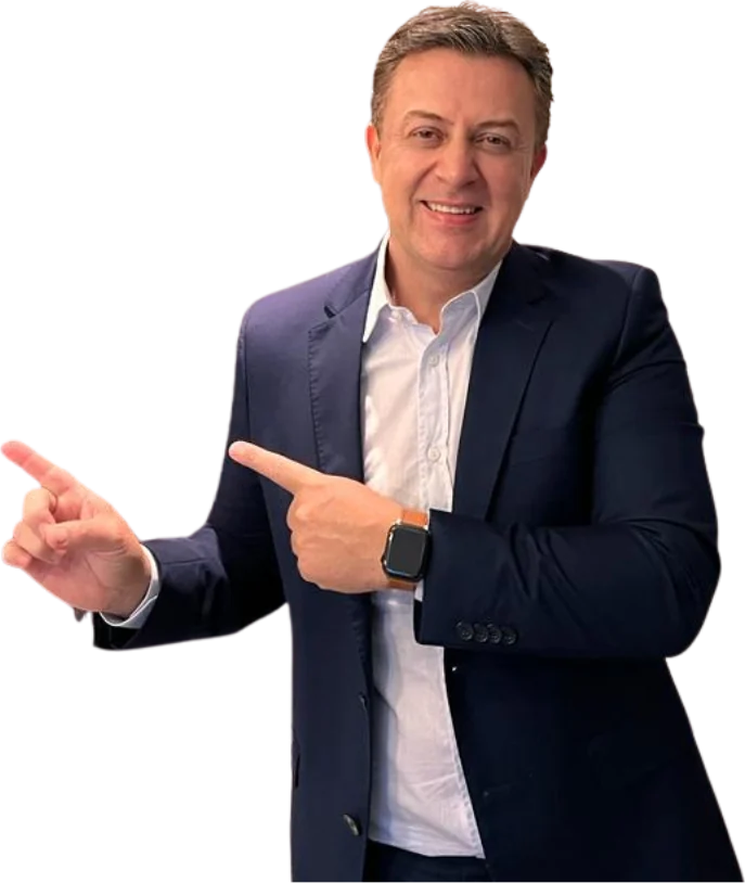 Alexandre Rodrigues apontando para o convite da aula