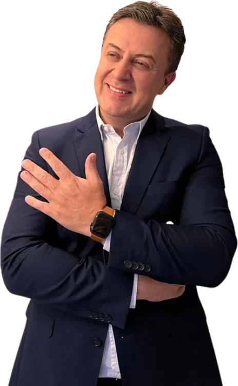 Alexandre Rodrigues sorrindo